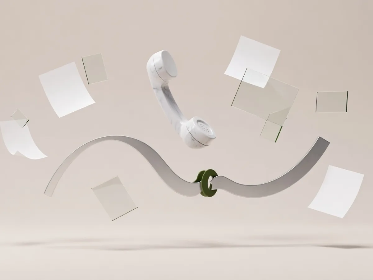 Cornetta telefonica di marmo bianco che fluttua sopra un'onda sonora d'argento con un nodo verde muschio nel punto in cui si interrompe: gli agenti ai telefonici e il punto dove si rompono