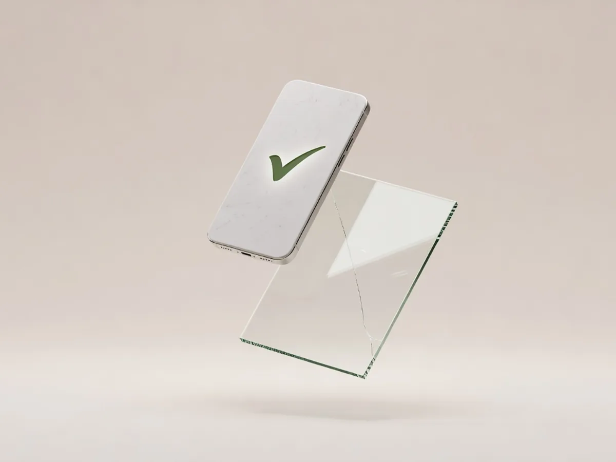 Smartphone di marmo bianco con un segno di spunta verde muschio sullo schermo che fluttua accanto a un pannello di vetro incrinato: la promessa di automatizzare WhatsApp Business contro la verità dei log