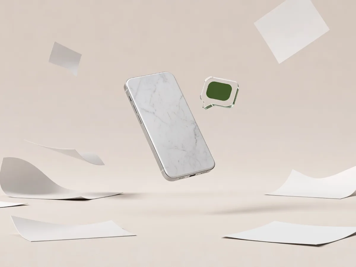 Smartphone di marmo bianco con nuvoletta di messaggio verde muschio in levitazione sopra un piatto vuoto stilizzato: il chatbot WhatsApp per aziende che assorbe gli ordini
